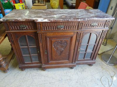 Un buffet à trois portes et trois tiroirs dessus marbre