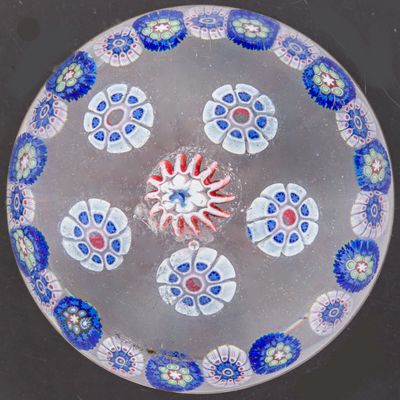 une plaque de verre ornée de fleurs bleues et rouges