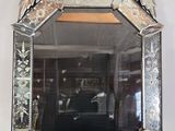 cadre de miroir orné d'un motif de feuilles, avec un miroir accroché au mur