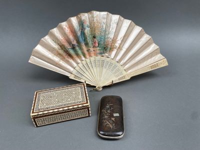une petite boîte et un petit ventilateur posés sur une table