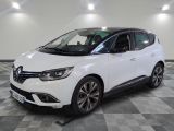 la voiture blanche est garée sur un sol en damier dans le garage