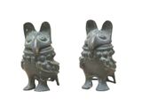 deux statues de souris placées l'une à côté de l'autre