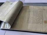 un livre ouvert posé sur une table