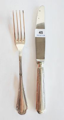deux fourchettes et un couteau sur une table blanche