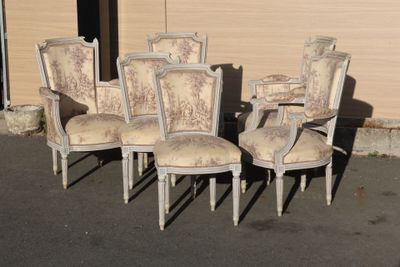 several chairs are lined up in a row outside a building
