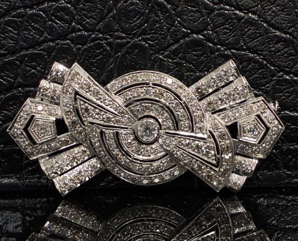 Broche en platine à décor d’un pavage de diamants. Vers 1930. En ...