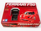 une boîte rouge contenant une maquette de Ferrari F50