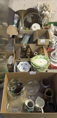une boîte remplie d'objets hétéroclites posée sur le sol