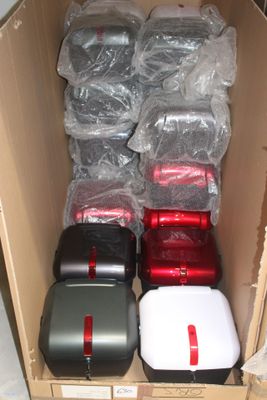 une boîte remplie de bagages posée par terre