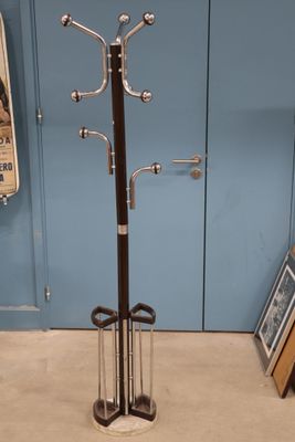 un porte-manteaux avec une tringle à vêtements dans un coin de la pièce
