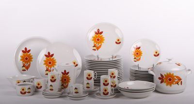 de nombreux types de plats et de tasses sur la table