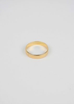 un anneau en or sur fond blanc