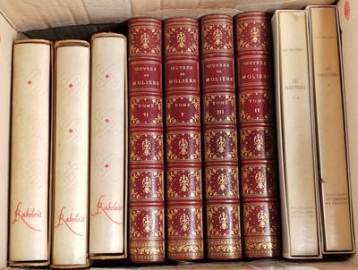 beaucoup de livres dans une boîte sur la table