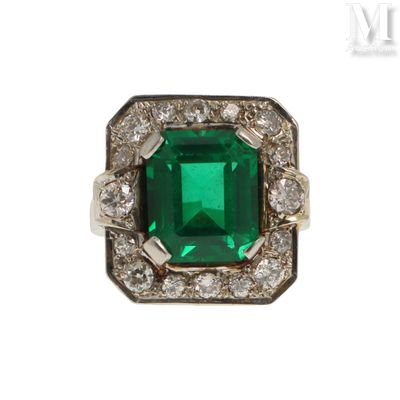 une bague en or blanc 18 carats sertie d'une émeraude et de diamants
