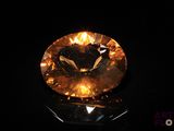gros plan d'un diamant jaune sur une surface noire