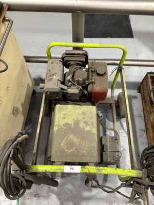 une machine posée sur le sol à côté d'une boîte