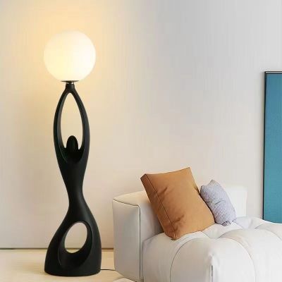 une lampe posée sur une table dans un salon