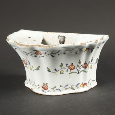 un petit bol blanc orné d'un motif floral