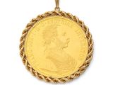 un gros plan d'une pièce d'or entourée d'une corde