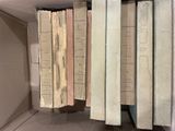 beaucoup de livres empilés dans une boîte