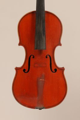 un vieux violon avec un archet accroché à son dos
