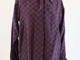 chemise à carreaux posée sur un présentoir pour mannequin