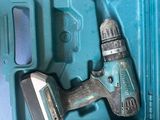 un outil bleu dans une boîte bleue contenant des outils