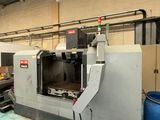 une machine qui se trouve à l'intérieur d'un bâtiment