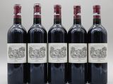 six bouteilles de vin sont alignées sur une surface blanche