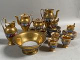 de nombreux objets en or et en argent de toutes sortes sur la table