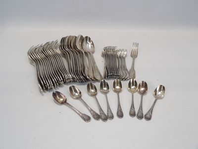 beaucoup de cuillères et de fourchettes en argent sur la table