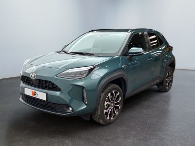 un SUV Toyota C-HR bleu garé dans une pièce