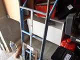 un chariot posé par terre à côté d'une pile de livres