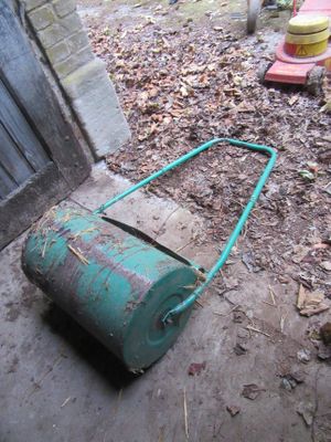 un tuyau vert posé par terre à côté d'une borne d'incendie et d'une borne d'incendie
