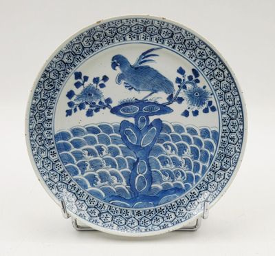 une assiette bleue et blanche avec un oiseau dessus