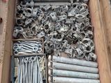 une boîte en bois remplie d'objets métalliques divers