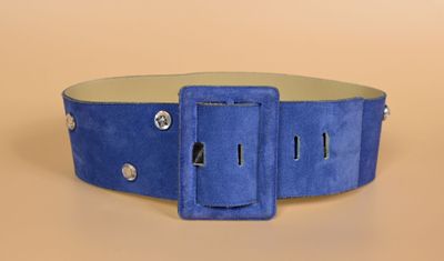 un gros plan d'une ceinture bleue avec une boucle en métal