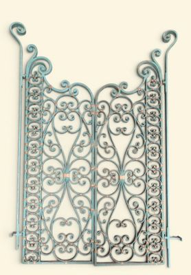 une image représentant un portail métallique orné d'un motif décoratif
