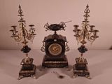 trois types différents d'horloges anciennes posées sur une table