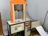 une machine posée sur une table dans une pièce