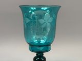 un verre bleu orné d'un motif