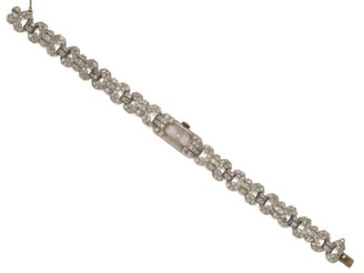 gros plan d'un bracelet en diamant sur fond blanc