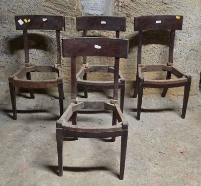 trois chaises en bois assises l'une à côté de l'autre dans une pièce