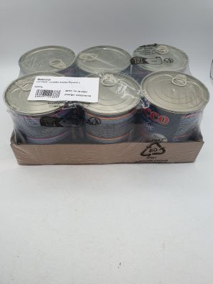 six canettes de soda posées dans une boîte en carton sur une surface blanche