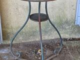 une petite table posée à même le sol
