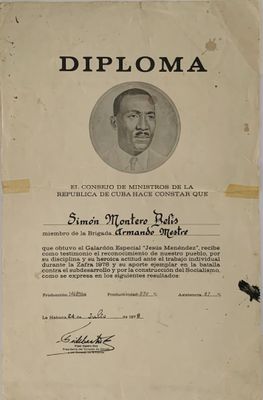 un vieux document sur lequel figure la photo d'un homme tenant un micro