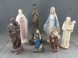 plusieurs figurines représentant Jésus, Marie et d'autres personnages religieux