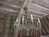 un lustre suspendu au plafond d'une pièce