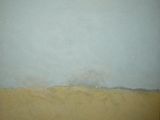 une photo d'une photo représentant une plage avec un ciel bleu en arrière-plan