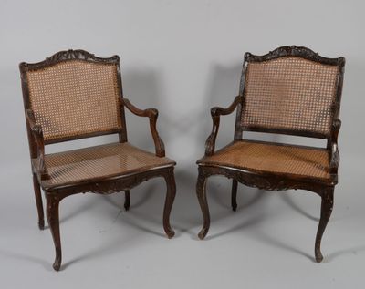 paire de chaises anciennes à dossier et accoudoirs en rotin